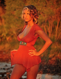 Blonde babe basking under the afternoon sun. - Marilyn Winters - Auburn